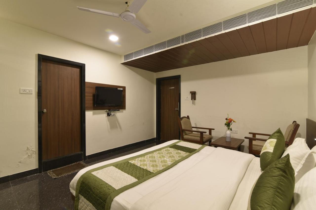 Hotel Clove Bijapur  Bagian luar foto