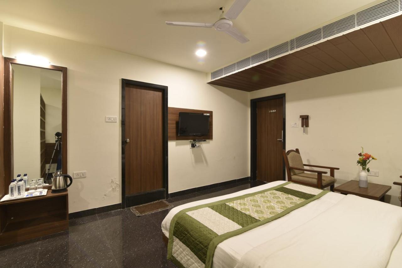 Hotel Clove Bijapur  Bagian luar foto