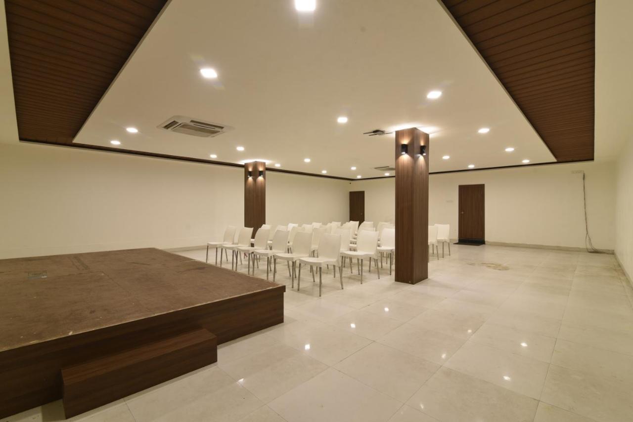 Hotel Clove Bijapur  Bagian luar foto